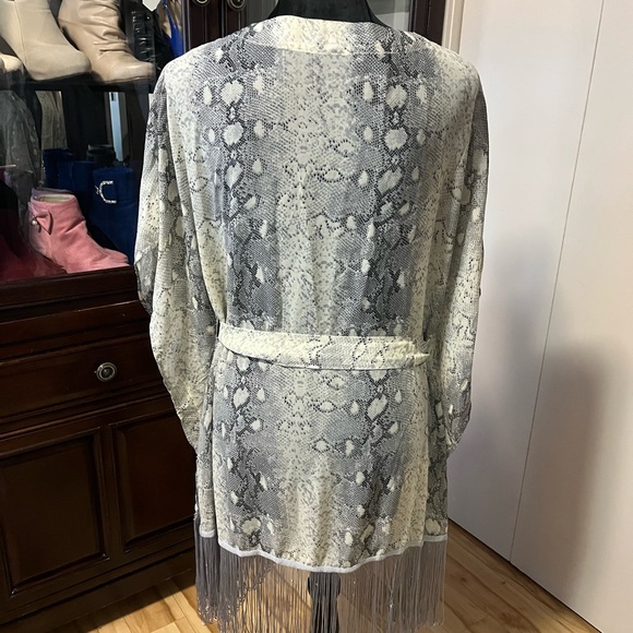 Classy, unique swimsuit coverup. - Picture 4 of 5